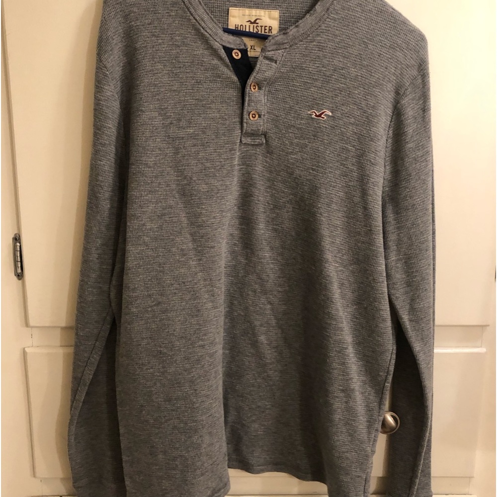 Hollister XL men’s three button knit gray shirt, like new.